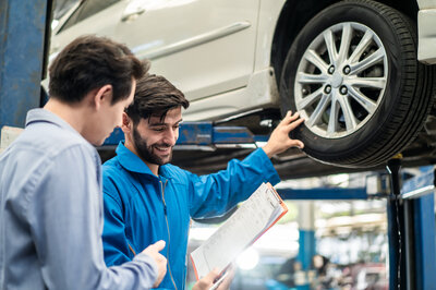 Diese Auswirkungen hat ein Autoverkauf ohne TÜV Ein Mann möchte sein Auto ohne TÜV verkaufen und informiert sich über die Auswirkungen.