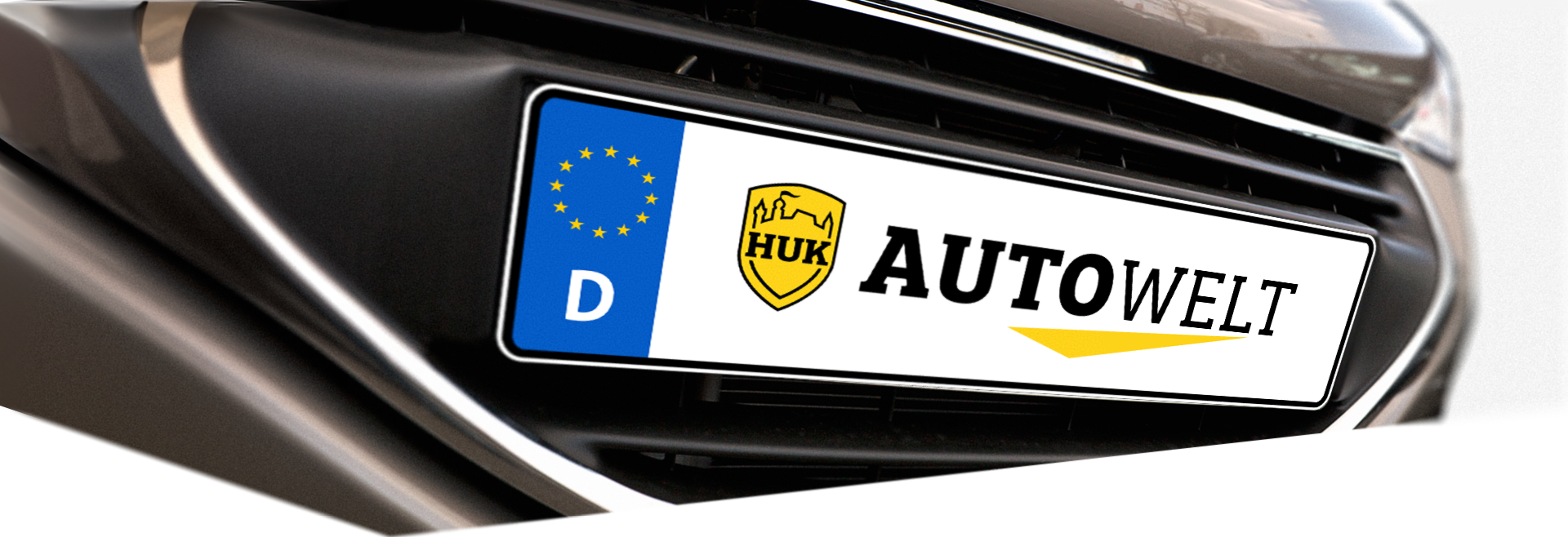 Ein Auto hat in seiner Kennzeichenhalterung noch ein Kennzeichen, welches beim Verkaufen eines Autos abgemacht werden muss.
